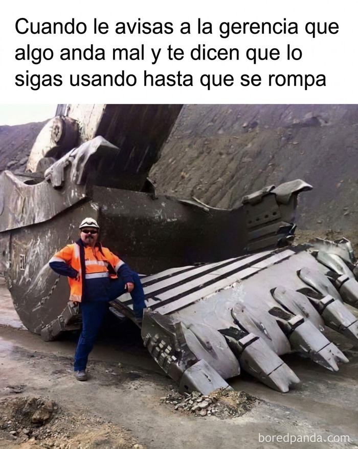 Meme sobre construcción de un trabajador junto a la gigantesca pala rota de una excavadora.