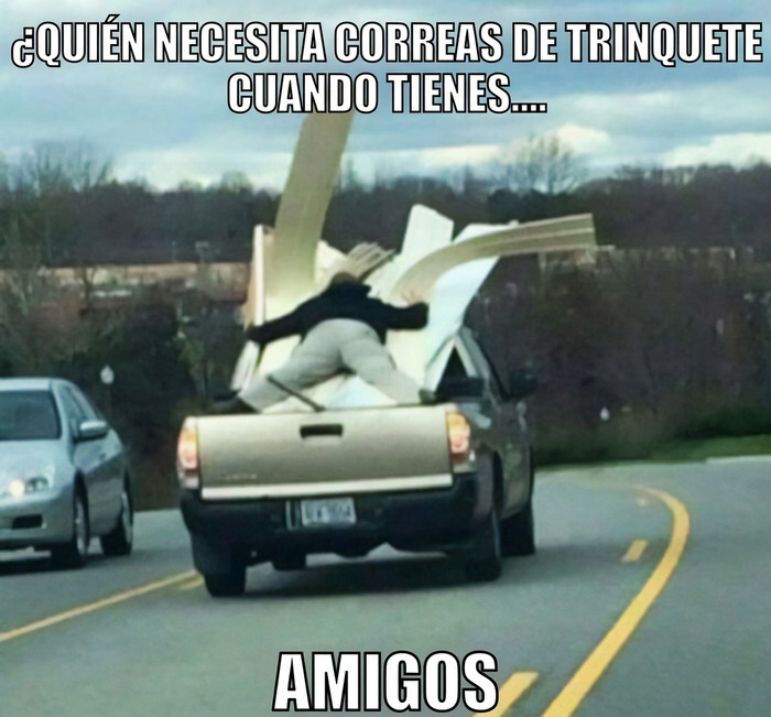 Hombre sosteniendo la carga de una camioneta en movimiento, memes sobre construcción.