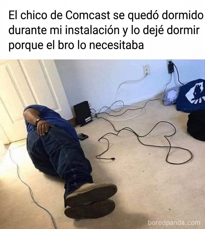 Técnico de cable durmiendo en el suelo, graciosa escena de memes sobre construcción.