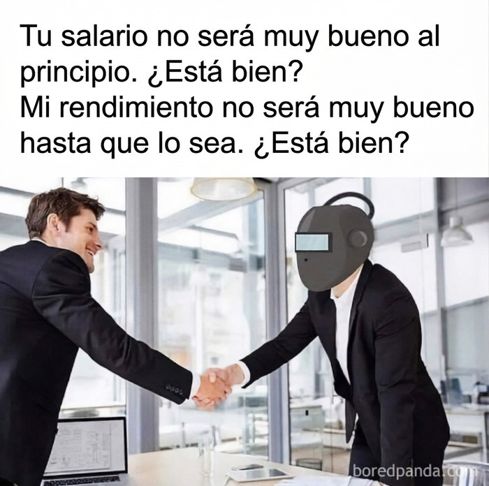 Meme sobre construcción con dos hombres de negocios estrechando la mano en una oficina.