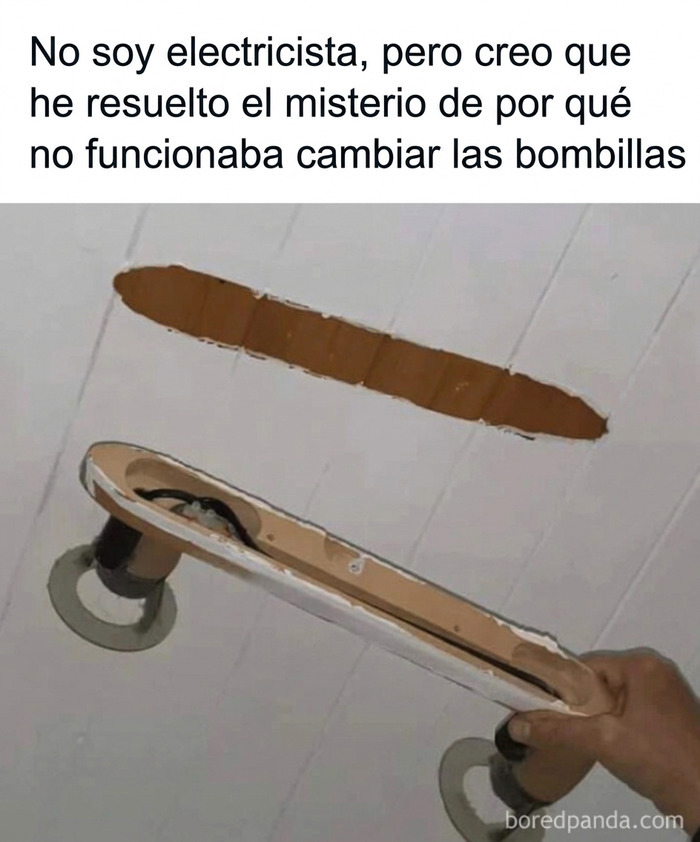Meme sobre construcción con una lámpara descolgada del techo mostrando que no tiene cables.