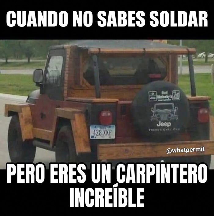 Meme sobre construcción que muestra un vehículo modificado con madera en lugar de metal.