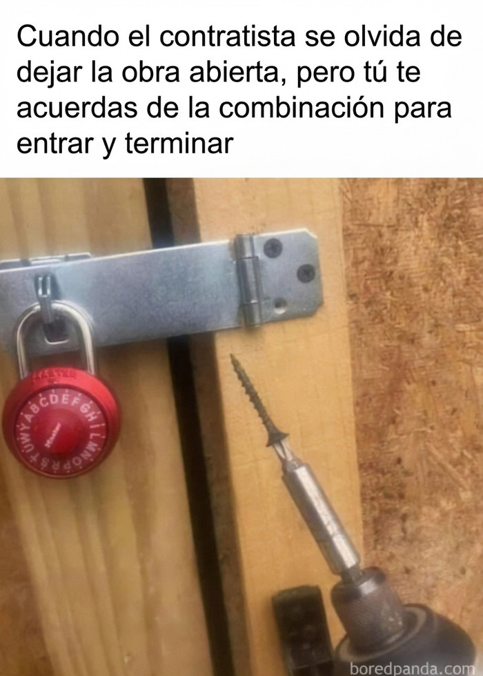 Meme sobre construcción con un candado cerrado y un desatornillador quitando los tornillos.