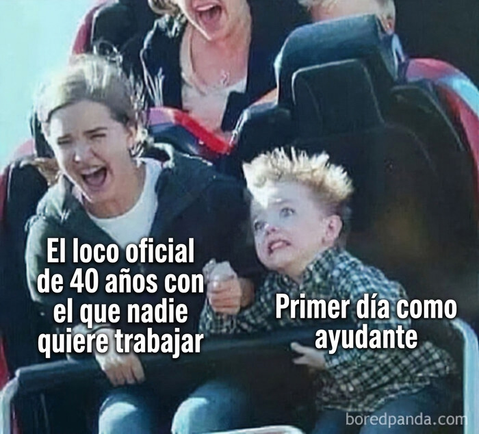 Meme sobre construcción con personas en una montaña rusa representando al oficial y al ayudante.