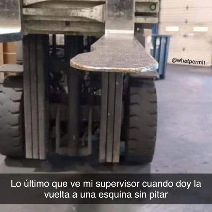 Meme sobre construcción que muestra las horquillas de un montacargas en primer plano.