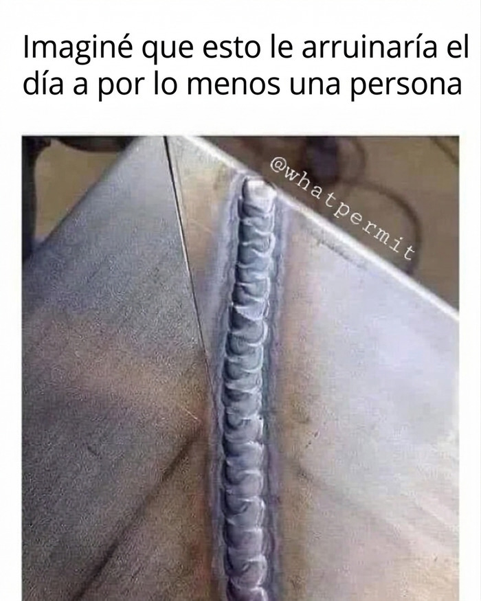 Meme sobre construcción con una soldadura mal alineada en una pieza metálica