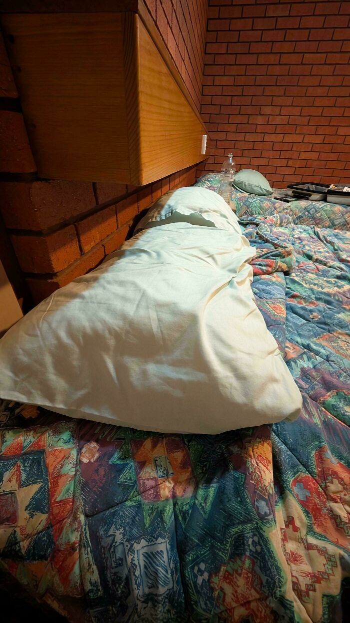 Estructura de madera sobre la cama que muestra fallos de diseño incómodos para los usuarios.