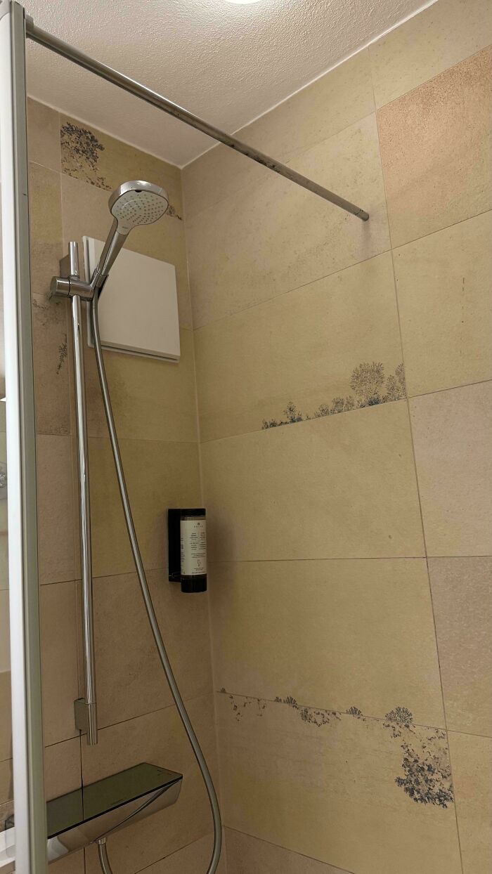 Azulejos de ducha con estampados que parecen moho, entre los peores fallos de diseño.