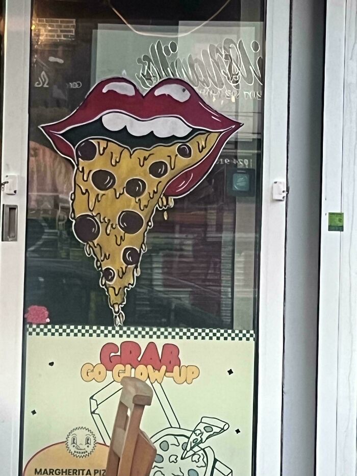 Ilustración extraña de labios comiendo pizza en un escaparate, fallos de diseño