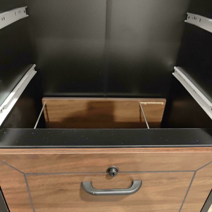 Cajón de escritorio mal montado en un gabinete con fallos de diseño