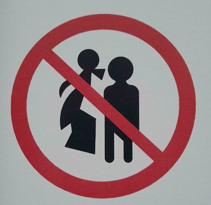 Señal de prohibición con un pictograma confuso, típico de fallos de diseño