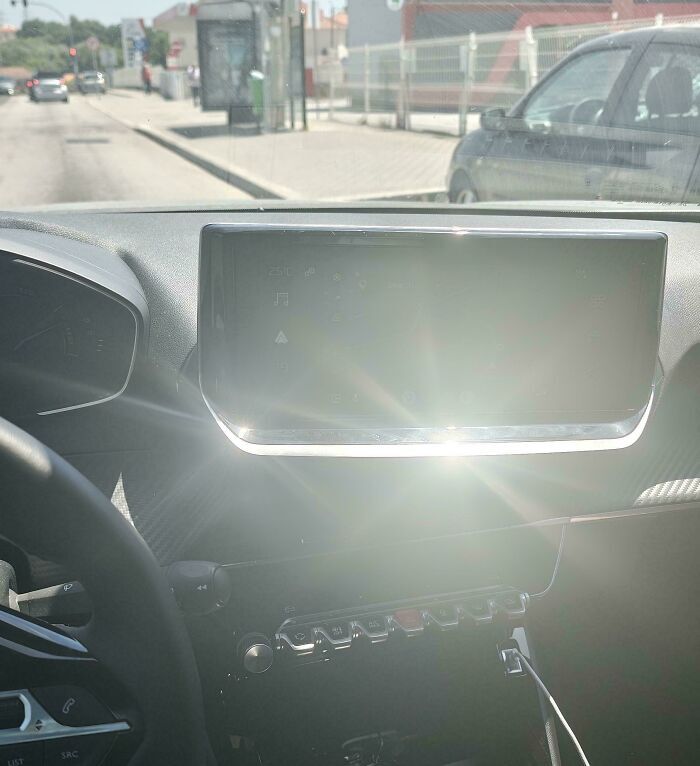 Pantalla de coche con reflejo del sol como ejemplo de fallos de diseño.