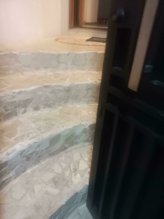 Escaleras de piedra mal construidas que muestran fallos de diseño.