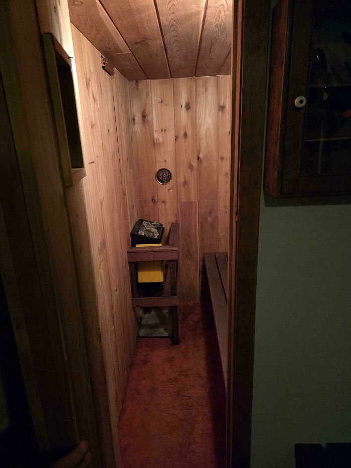 Sauna extremadamente estrecha e incómoda por fallos de diseño.