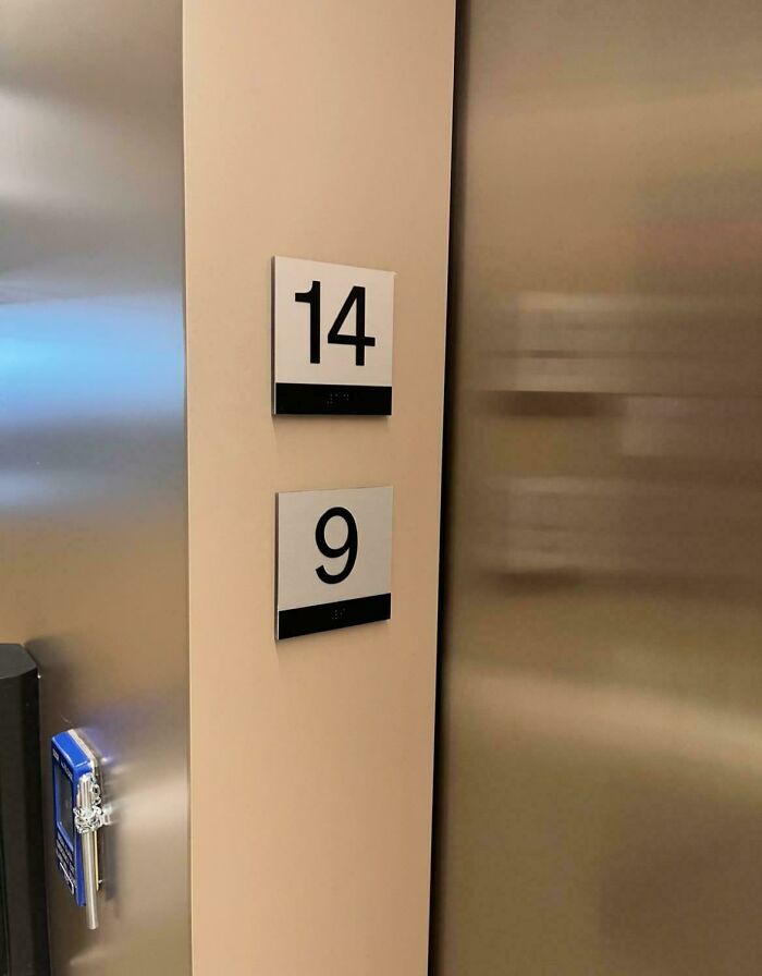 Placas numéricas de pisos mal colocadas, un claro ejemplo de fallos de diseño.