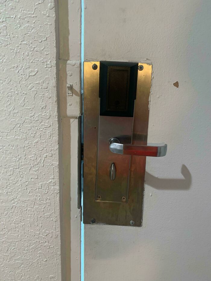 Cerradura de puerta de hotel instalada al revés, un absurdo fallo de diseño.