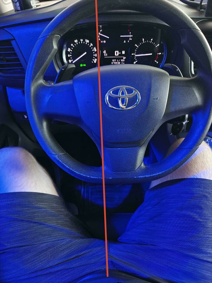 Volante de coche desalineado con el panel de instrumentos, mostrando fallos de diseño molestos.