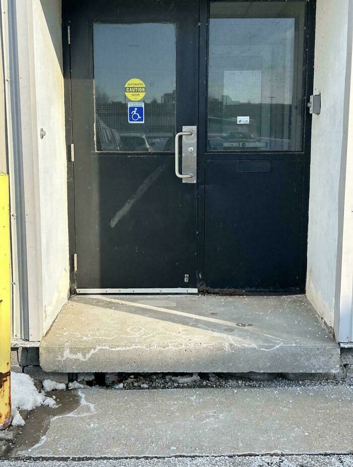 Entrada accesible con un escalón, un ejemplo absurdo de fallos de diseño.