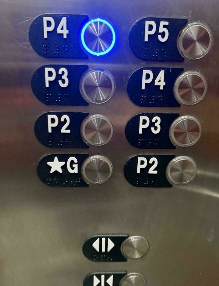 Panel de ascensor confuso con botones duplicados, un fallo de diseño muy divertido.