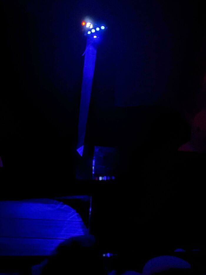 Luces led brillantes en la oscuridad de una habitacion, mostrando molestos fallos de diseno.