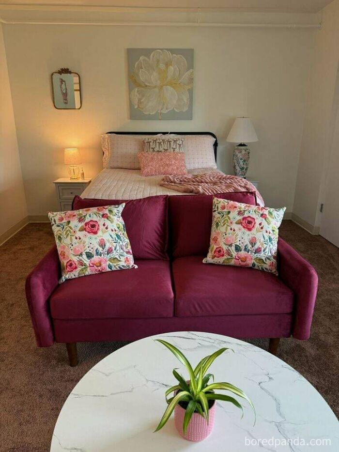 Publicaciones reconfortantes: habitación acogedora con sofá fucsia y cama decorada para descansar.