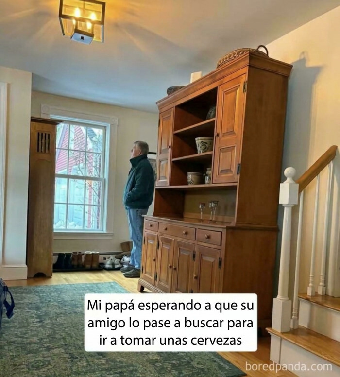 Hombre junto a la ventana en publicaciones reconfortantes que inspiran alegria