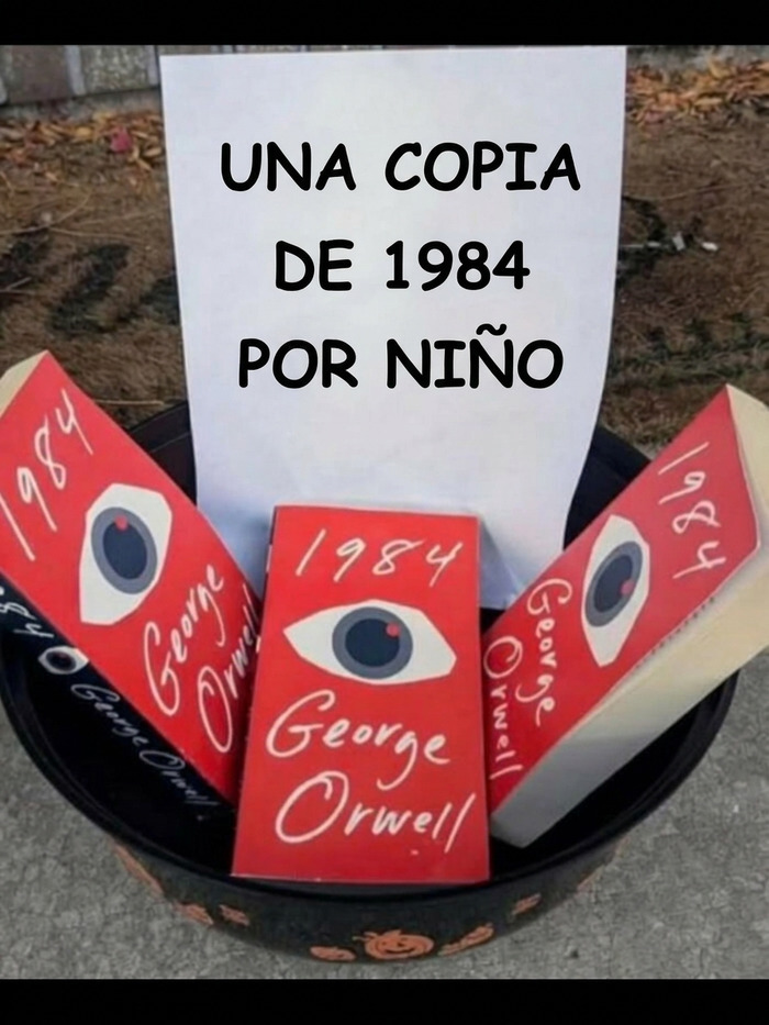 Tazón de dulces de Halloween lleno de libros 1984 de George Orwell, entre varios memes sin contexto extraños.