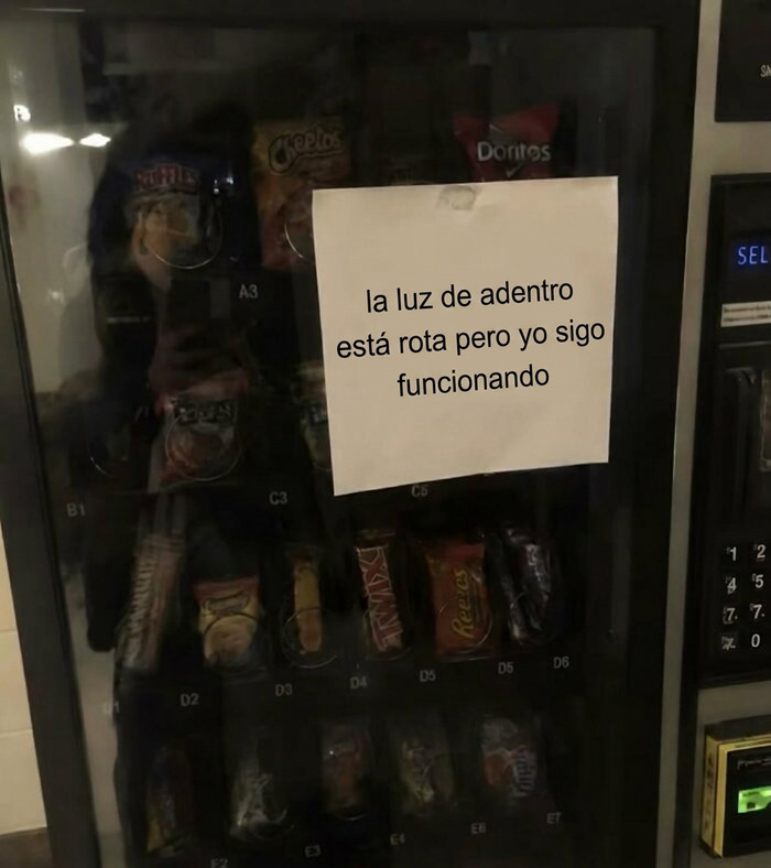 Imágenes y memes sin contexto de una máquina expendedora con un cartel divertido