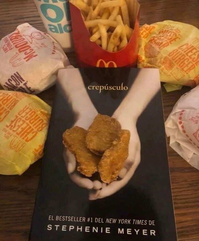 Imágenes y memes sin contexto de un libro de Crepúsculo con nuggets de pollo colocados sobre la portada