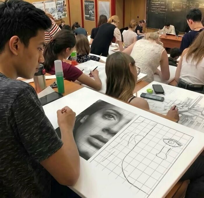 Estudiante de arte haciendo un boceto simple en clase, una de las imágenes y memes sin contexto.