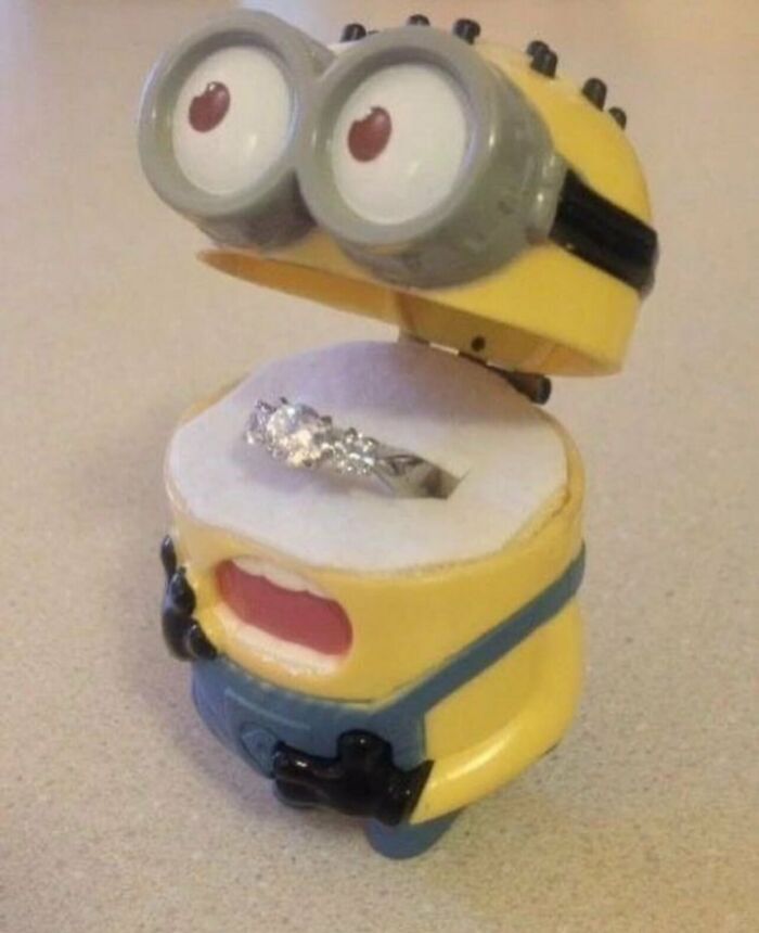 Un cajita de compromiso de Minion abierta con un anillo, parte de imágenes y memes sin contexto divertidos.