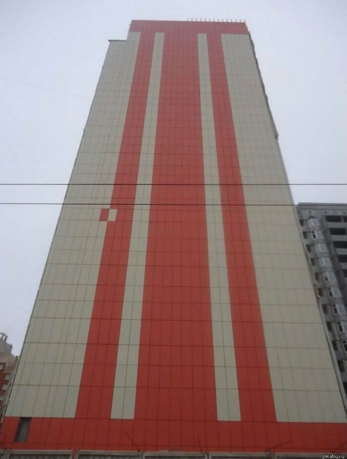 Imagen sin contexto de un edificio alto con un patrón de azulejos con un error de diseño.