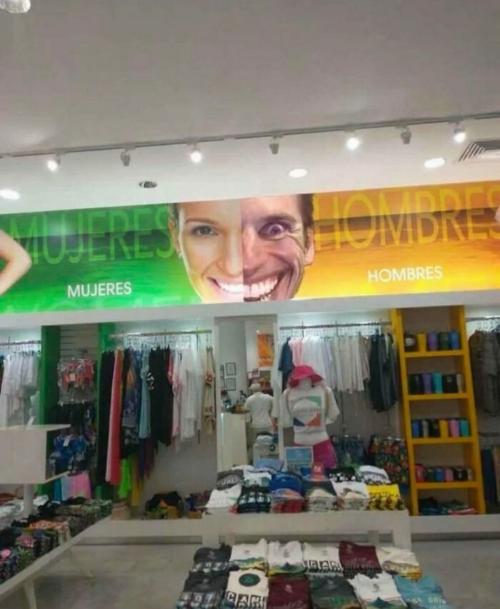 Meme sin contexto de un letrero de tienda dividido con una sonrisa inquietante.