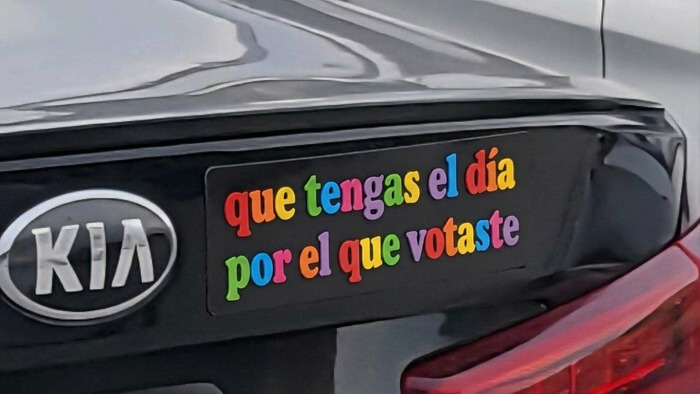 Pegatinas en los parachoques de un auto Kia con mensaje político irónico