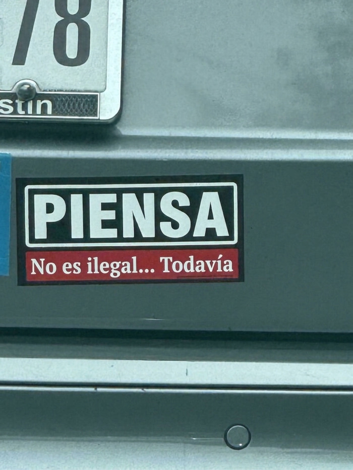 Pegatinas en los parachoques de coche con el texto Piensa No es ilegal Todavía