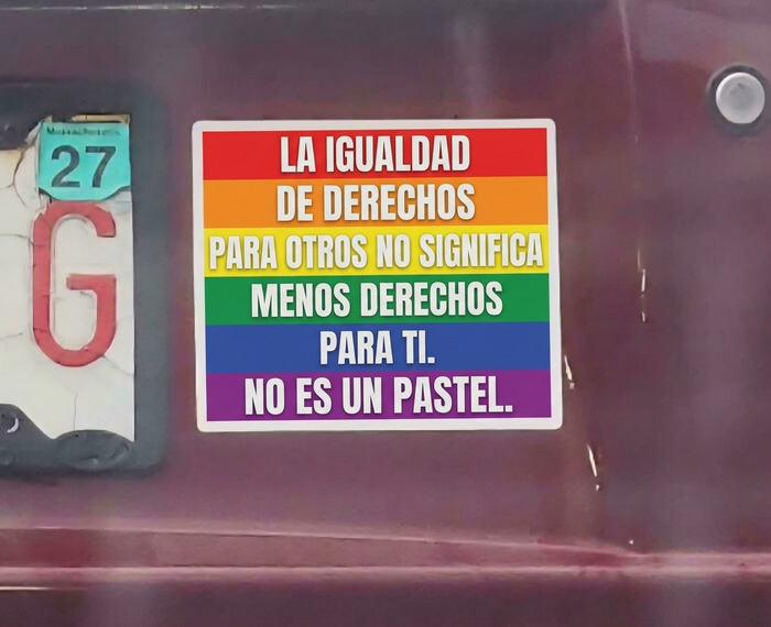 Pegatinas en los parachoques de colores sobre la igualdad de derechos