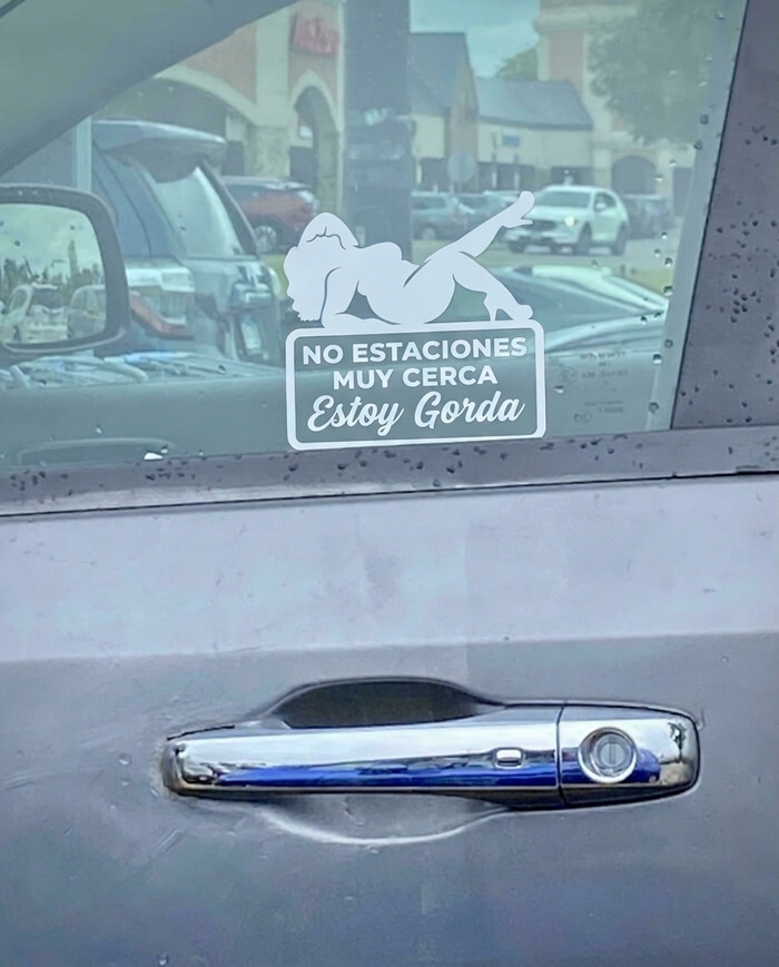 Pegatinas en los parachoques con la frase No estaciones muy cerca Estoy Gorda