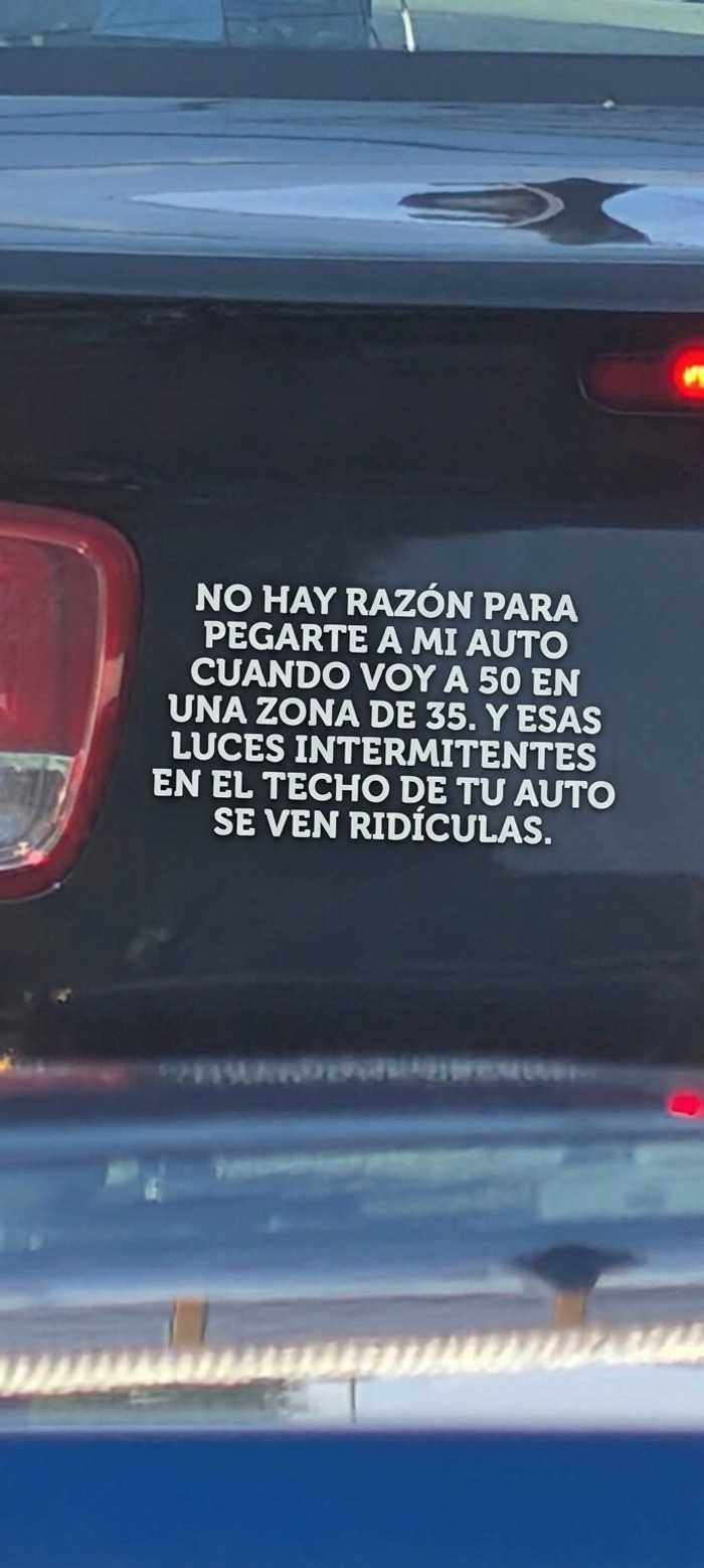 Coche negro mostrando un mensaje gracioso con pegatinas en los parachoques de los coches para la policía.