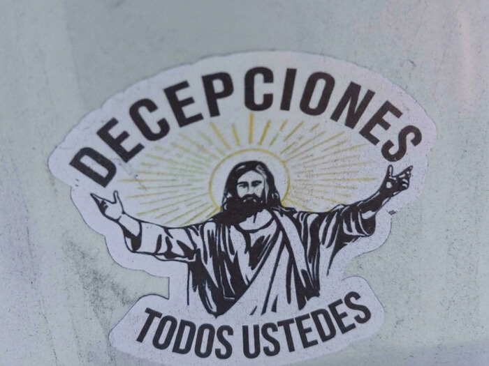 Pegatinas en los parachoques de los coches con la imagen de Jesús y la frase Decepciones todos ustedes.