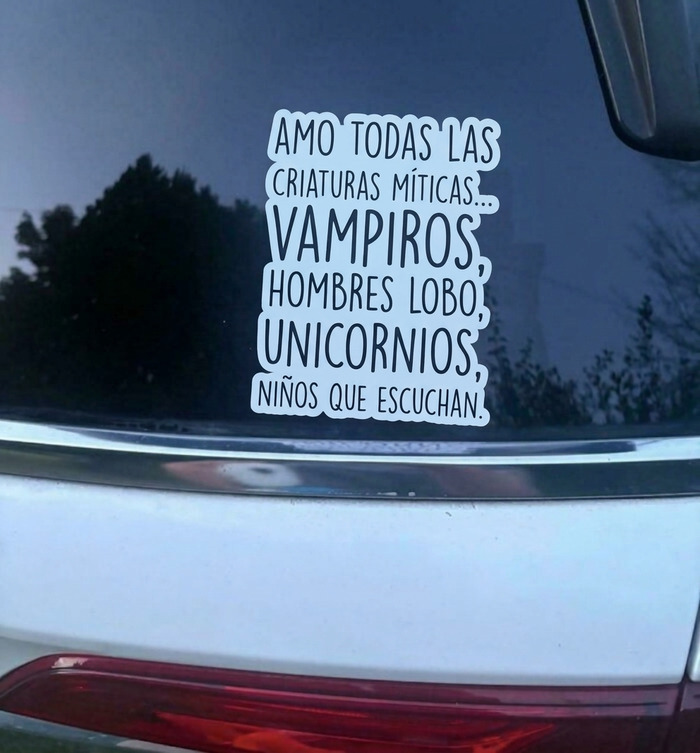 Pegatinas en los parachoques de los coches con un texto divertido sobre criaturas míticas y niños que escuchan.