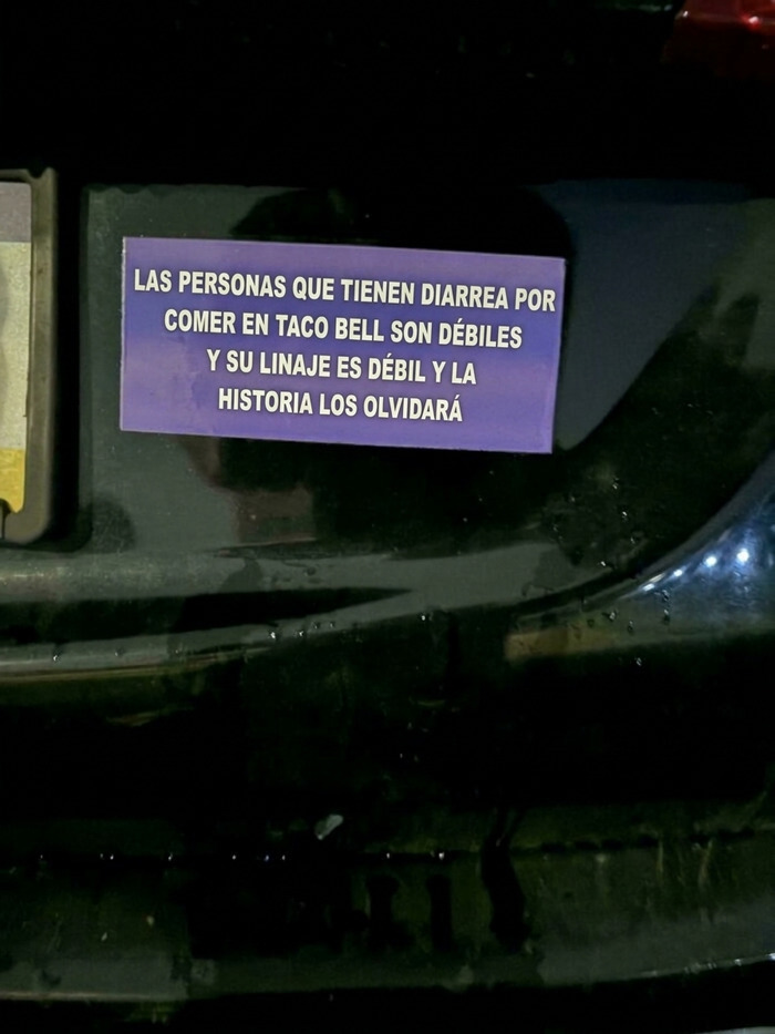 Pegatinas en los parachoques de los coches con una frase graciosa sobre Taco Bell.