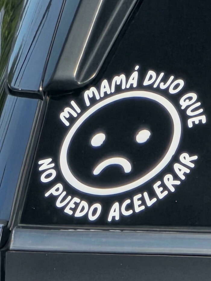 Pegatina divertida de carita triste en la ventana de un coche que dice Mi mamá dijo que no puedo acelerar
