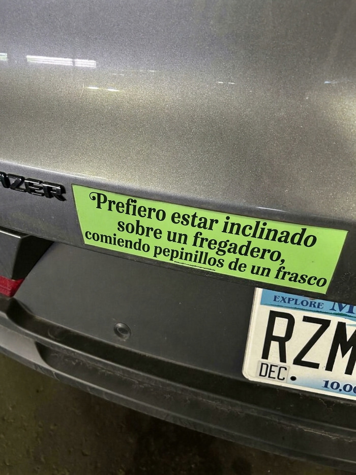 Pegatina verde divertida en el parachoques de un coche con frase graciosa sobre pepinillos