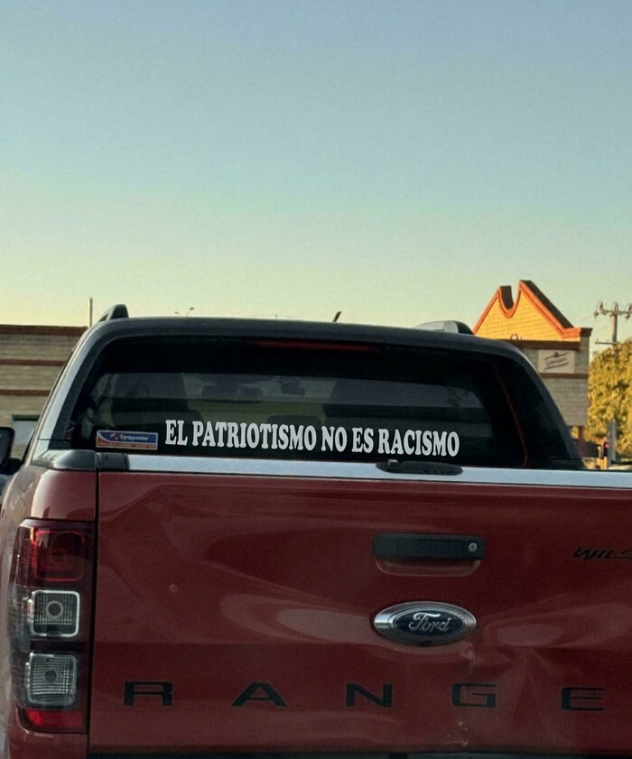 Pegatina con mensaje llamativo en la ventana trasera de una camioneta Ford.