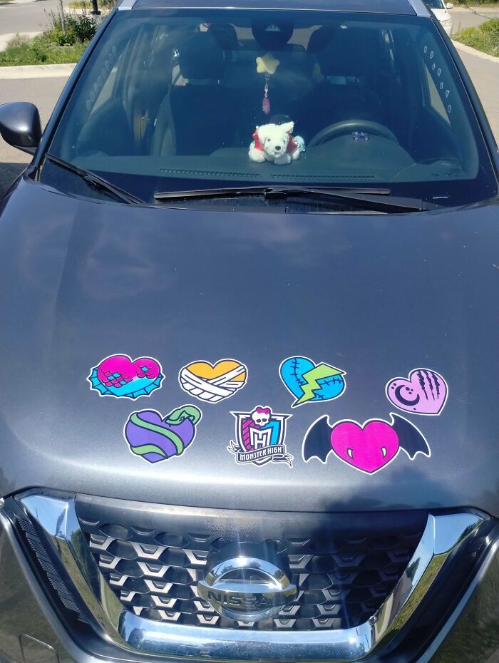 Capó de un coche con pegatinas divertidas de corazones coloridos de Monster High.