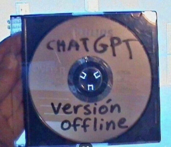 Un disco de CD escrito a mano como ChatGPT offline, una de las mentiras ridiculas publicadas en internet.