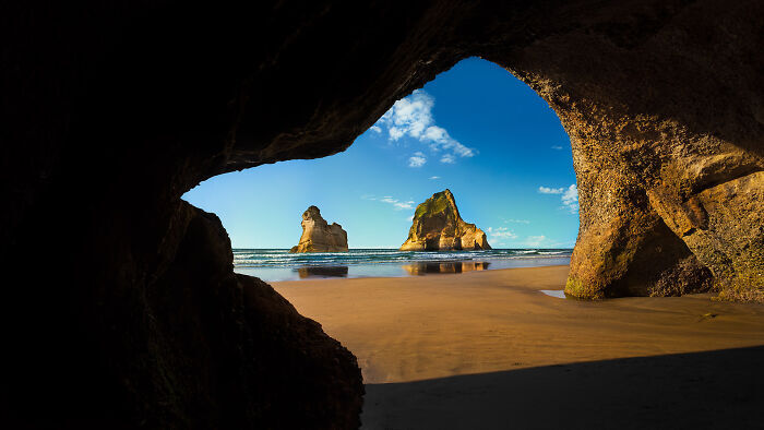 Vista de una playa desde una cueva costera, un ejemplo de engañosas mentiras ridiculas publicadas en internet.