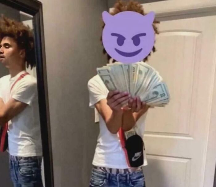 Persona sosteniendo dinero revelando su reflejo en el espejo, entre mentiras ridiculas publicadas en internet.