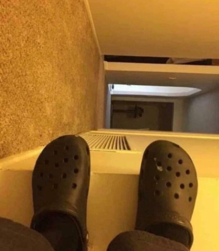 Zapatos oscuros vistos desde arriba en una ilusión óptica, ejemplo de mentiras ridículas en redes.