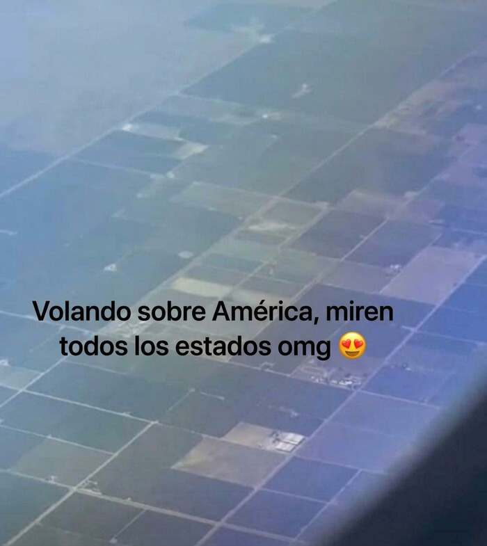 Vista aérea desde un avión de campos agrícolas que simulan la división de estados, como mentiras ridículas.